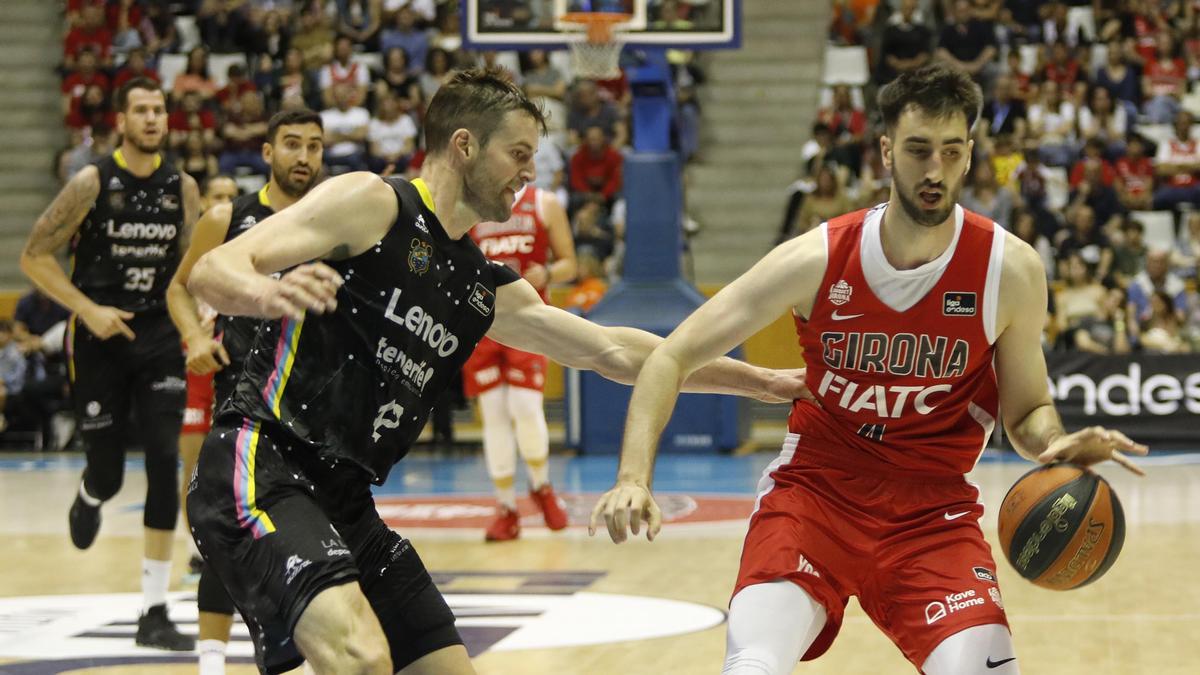 Èric Vila bota la pilota en el partit contra el Tenerife a Fontajau.