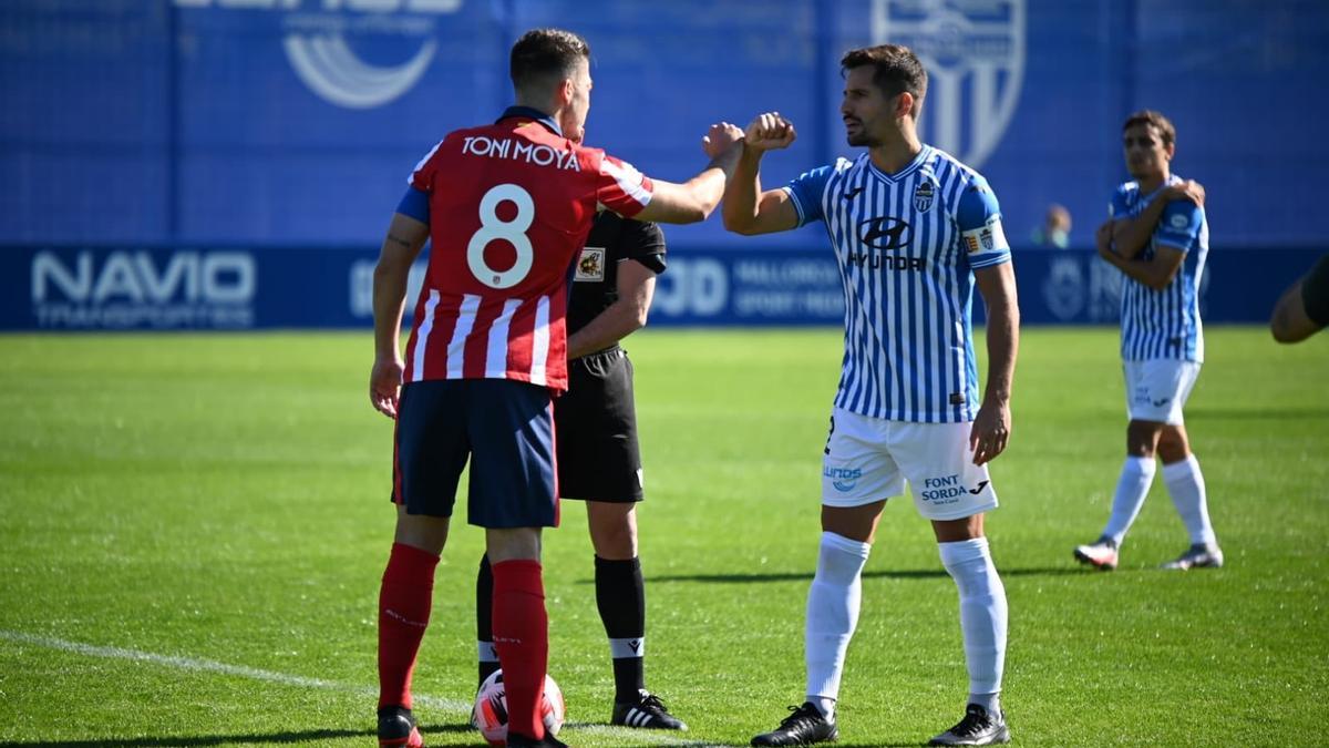 El mallorquín Toni Moya y Orfila se saludan en el inicio del encuentro.