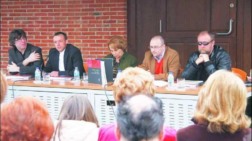 De izquierda a derecha, Gea, Santos, la alcaldesa, Granda y Martínez, ayer.