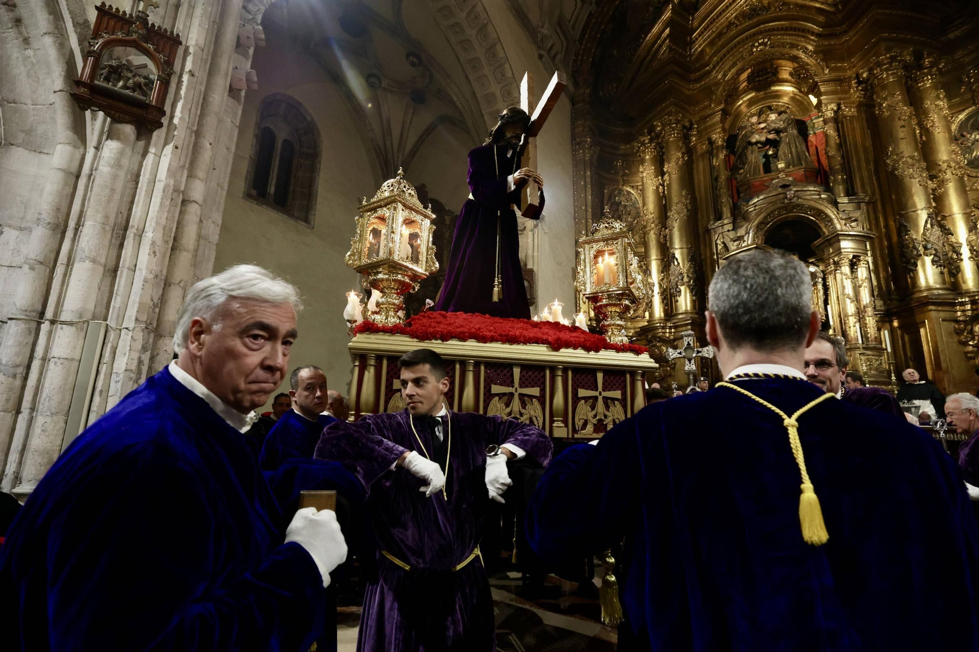 La lluvia chafa al Señor de Oviedo y obliga a suspender la procesión del Nazareno