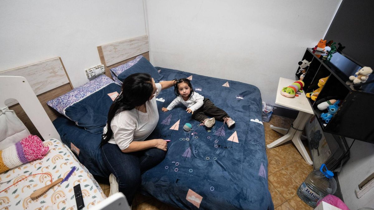 Maritza Acosta y su hija Lauren, familia atendida por Cáritas tras años viviendo en habitaciones realquiladas.