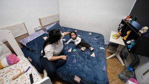 BARCELONA 30/01/2025 Sociedad. Maritza Acosta y su hija Lauren, familia atendida por Cáritas que viven en un piso de emergencia de la entidad. FOTO de ZOWY VOETEN