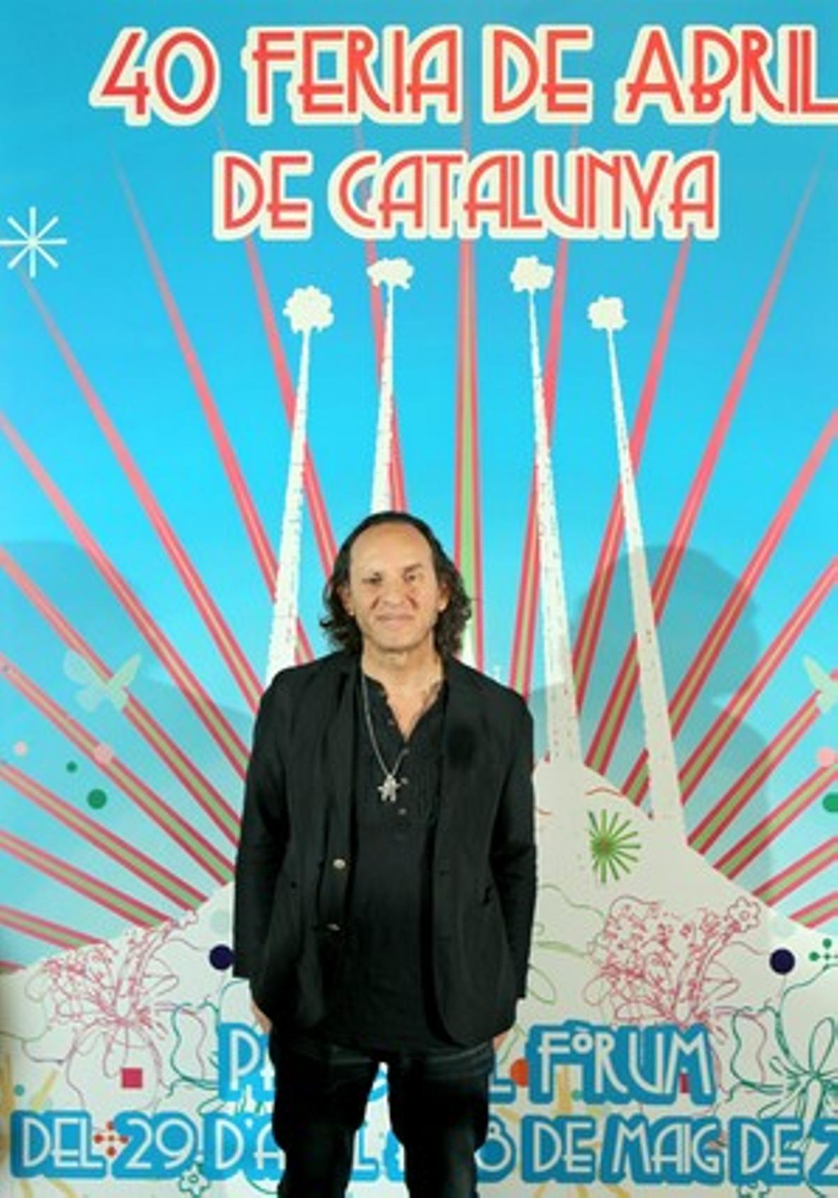 El dissenyador de moda, Custo Dalmau, posa davant el cartell que ha dissenyat per a la Fira d’Abril de Catalunya d’aquest any. El dissenyador de moda, Custo Dalmau, posa davant el cartell que ha dissenyat per a la Fira d’Abril de Catalunya d’aquest any.