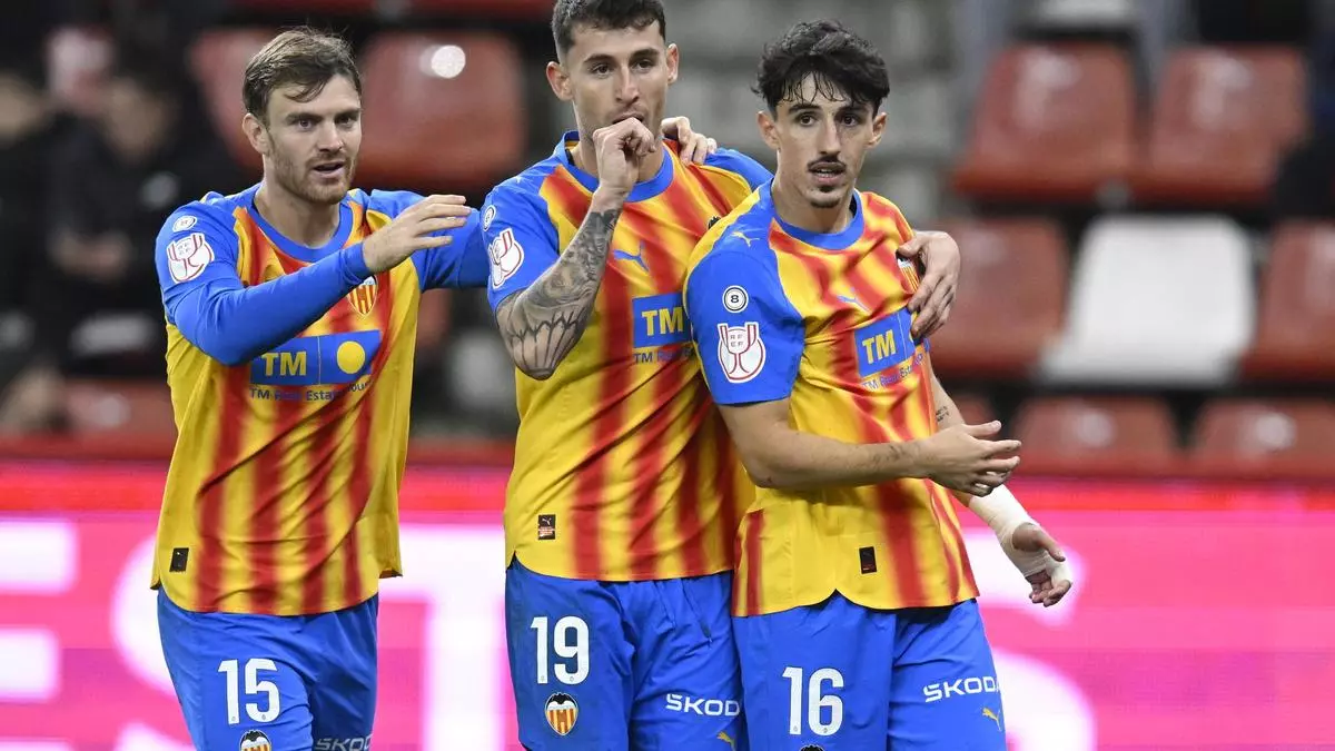 Valencia CF: Un partido inédito y copero en Burgos en pleno vía crucis liguero