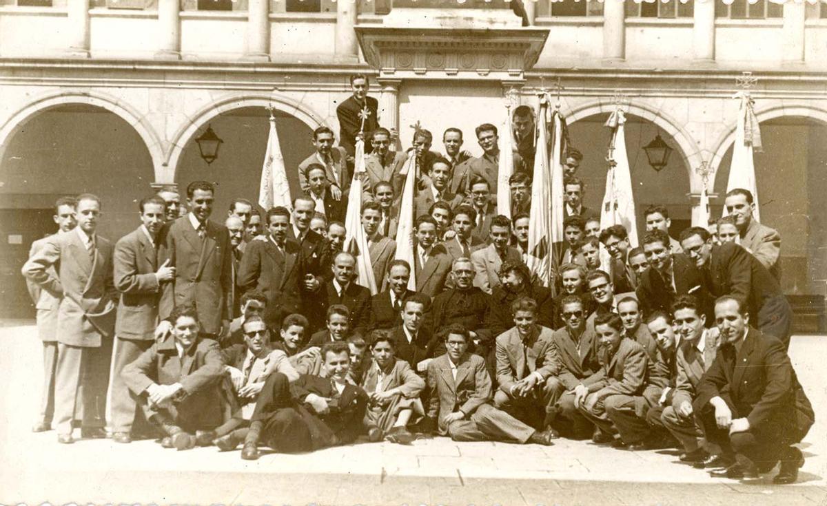 Grupo de jóvenes de Acción Católica en el patio de la Universidad de Oviedo/Uviéu, h. 1945 | Donación María Luisa López Llano