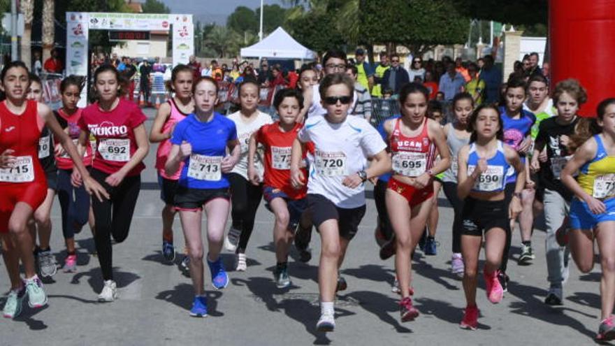 Salida de una de las pruebas infantiles que se disputaron dentro de la carrera.