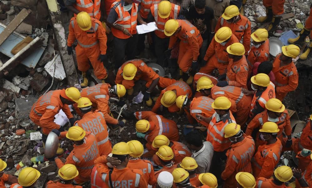 AL MENOS 19 MUERTOS Y 15 HERIDOS EN UN DERRUMBE ...