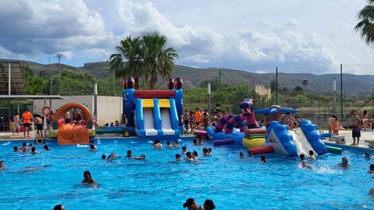 Jornada inaugural del Estiu Jove en la piscina municipal de Ontinyent.