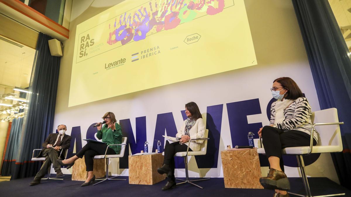 Federico Pallardó moderó el encuentro en el que participaron Nuria Escriche, Almudena Amaya y Teresa Sevilla.