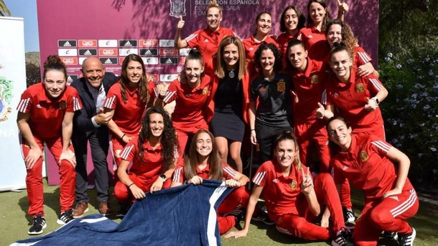 La alcaldesa de Archena, junto a las jugadoras de la selección.