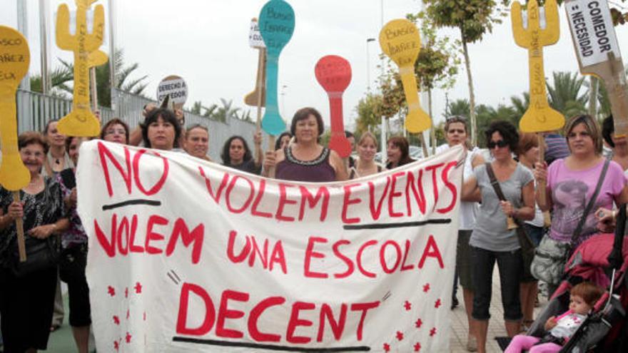 Manifestación del colegio Clara Campoamor de Elche el pasado año reivindicando menos eventos para invertir en una educación de más calidad.