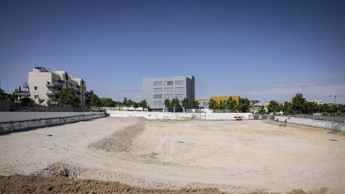 El antiguo concesionario Zavisa en Zaragoza desaparece para iniciar en otoño la construcción y venta de 72 pisos de lujo en Vía Hispanidad