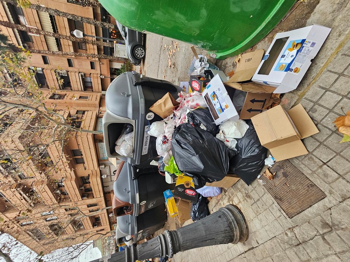 Contenedores en la calle Tenor Salvador Alejos