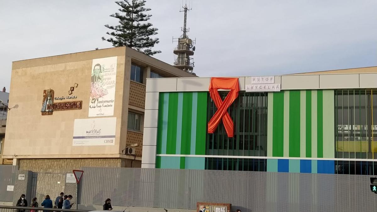 Colegio Maristas de Murcia, con el lazo naranja colgado en su fachada este jueves