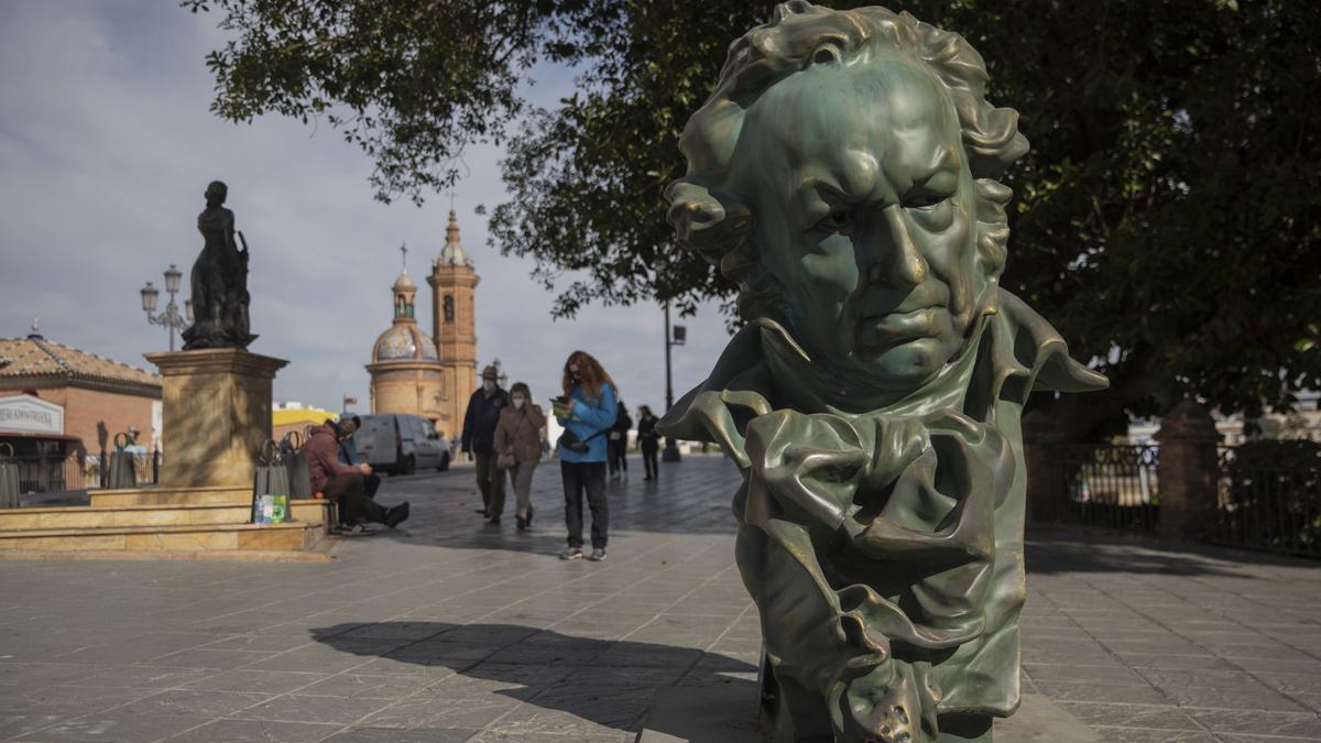 Réplica gigante de los premios que se entregan el sábado en la gala de los Goya en Sevilla