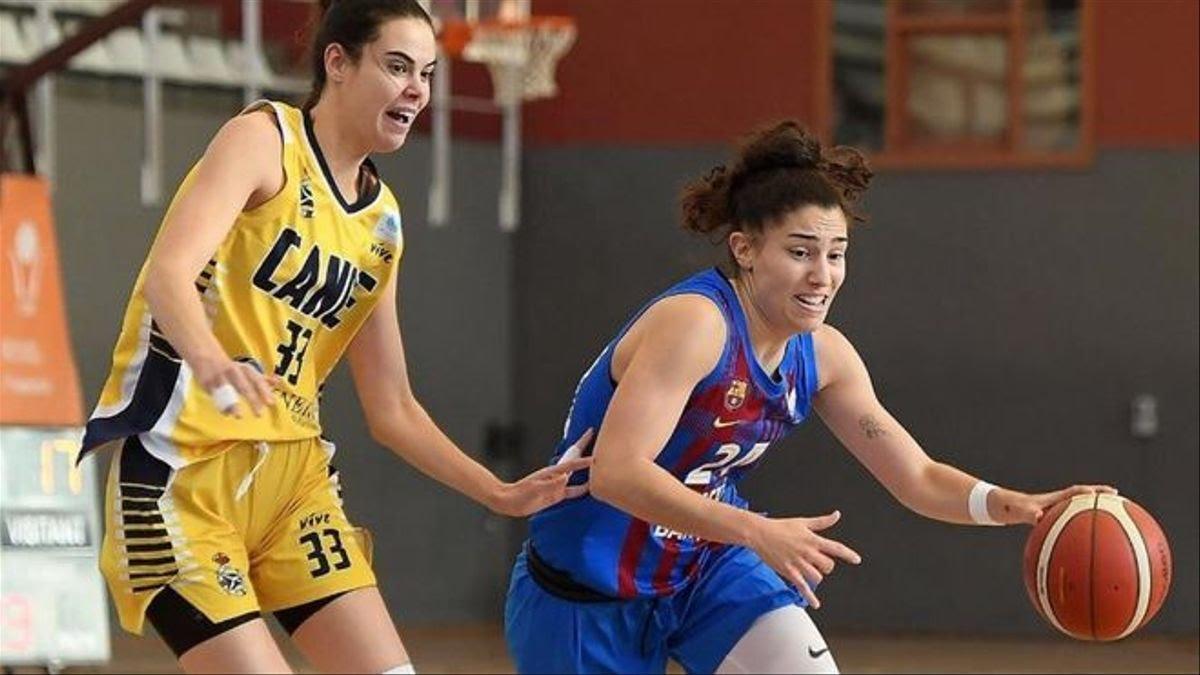 Ainhoa López, con el balón, en un Barça-Canoe.