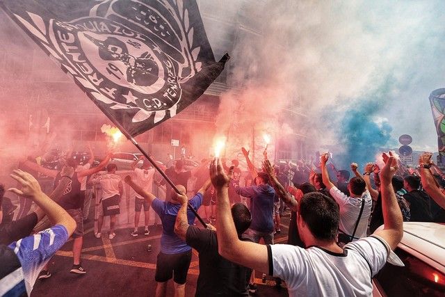 Aliento de la afición a la plantilla del CD Tenerife en el Heliodoro antes del partido ante el Girona