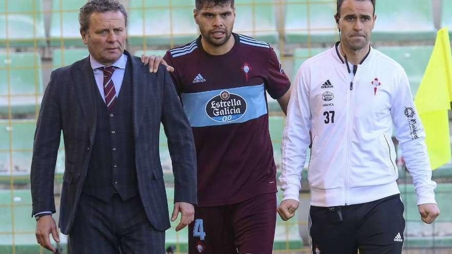 García Cota, Araújo e Iván Comesaña abandonan el Estadio Romano tras la lesión del mexicano. //LOF