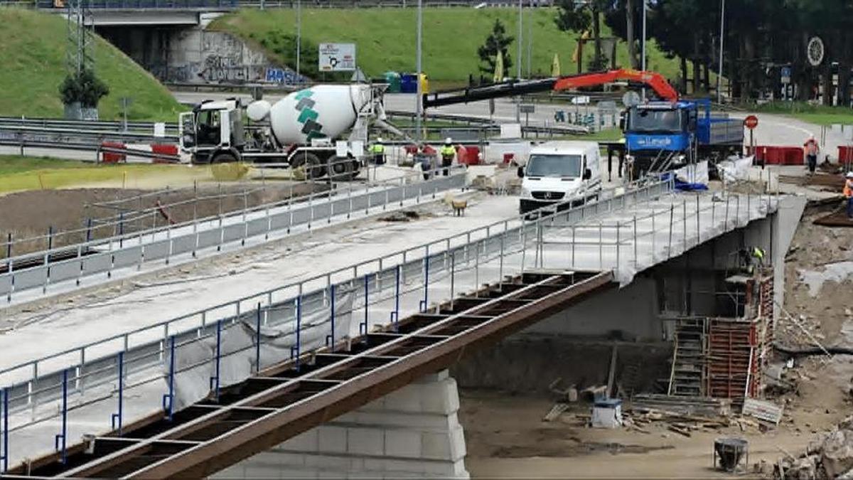 Obras en el puente de Arriondas.