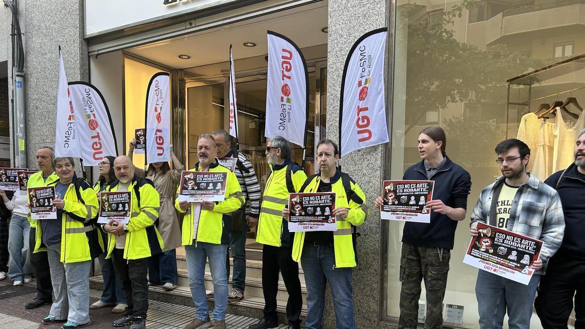 Archivo - Concentración de UGT frente a Zara