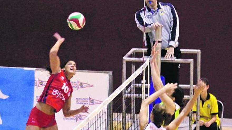 Un árbitro permanece atento a la jugada en un partido de voleibol femenino. | Juan Plaza