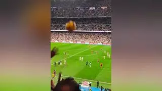 El pelotazo de Ferran a un aficionado en el final del Clásico se hace viral