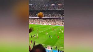 El pelotazo de Ferran a un aficionado en el final del Clásico se hace viral