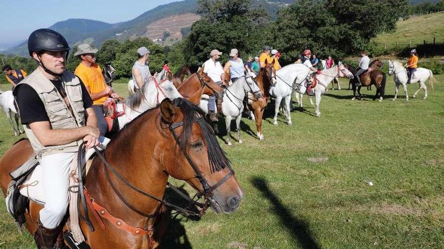 Participantes en la ruta a caballo de ayer.