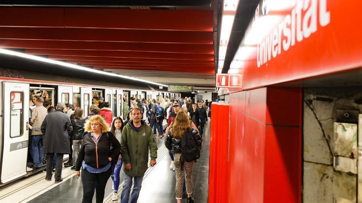 Usuarios del metro en la estación Universitat de la Línea 1.