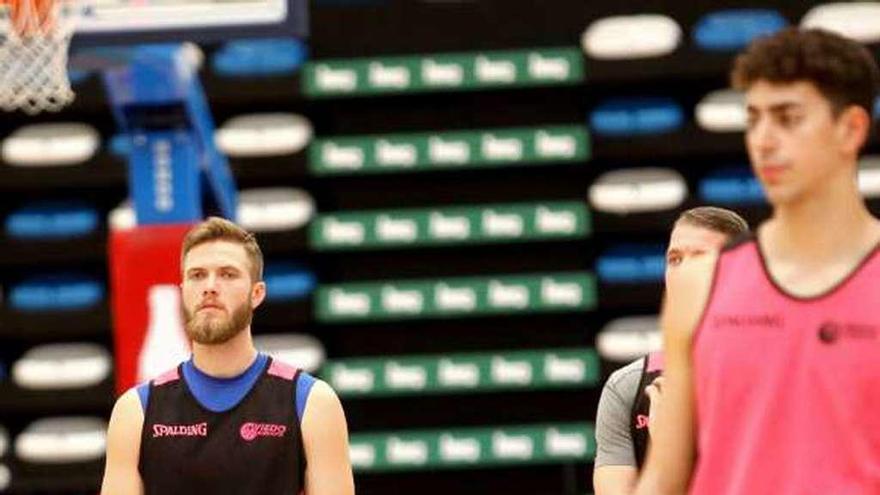 Nuutinen, a la izquierda, y Josep Puerto, en primer término, en un entrenamiento del Oviedo Baloncesto en Pumarín.