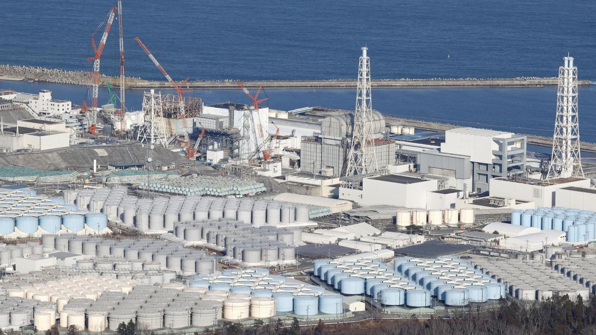 Vista aèria dels dipòsits d'aigua tractada en la central de Fukushima