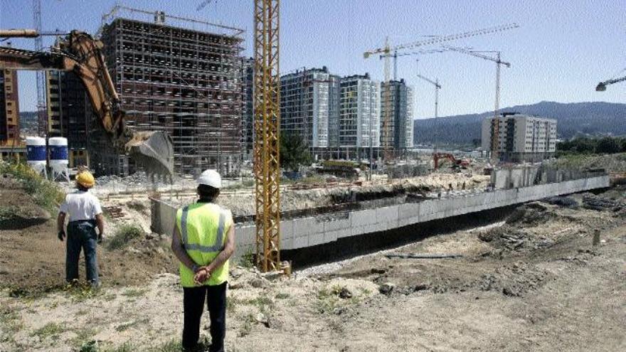 La nueva sede en Navia, ya en marcha. Pocas veces las obras comienzan antes de ser anunciadas, pero es el caso de la Escuela de Arte Dramático. Esta misma semana la conselleira de Educación, Laura Sánchez Piñón, anunciaba el inminente inicio de las obras del nuevo edificio en Navia, presupuestado en 5,2 millones, pero como se puede observar en la imagen, la primera fase y los cimientos ya están completos. / Marcos Canosa