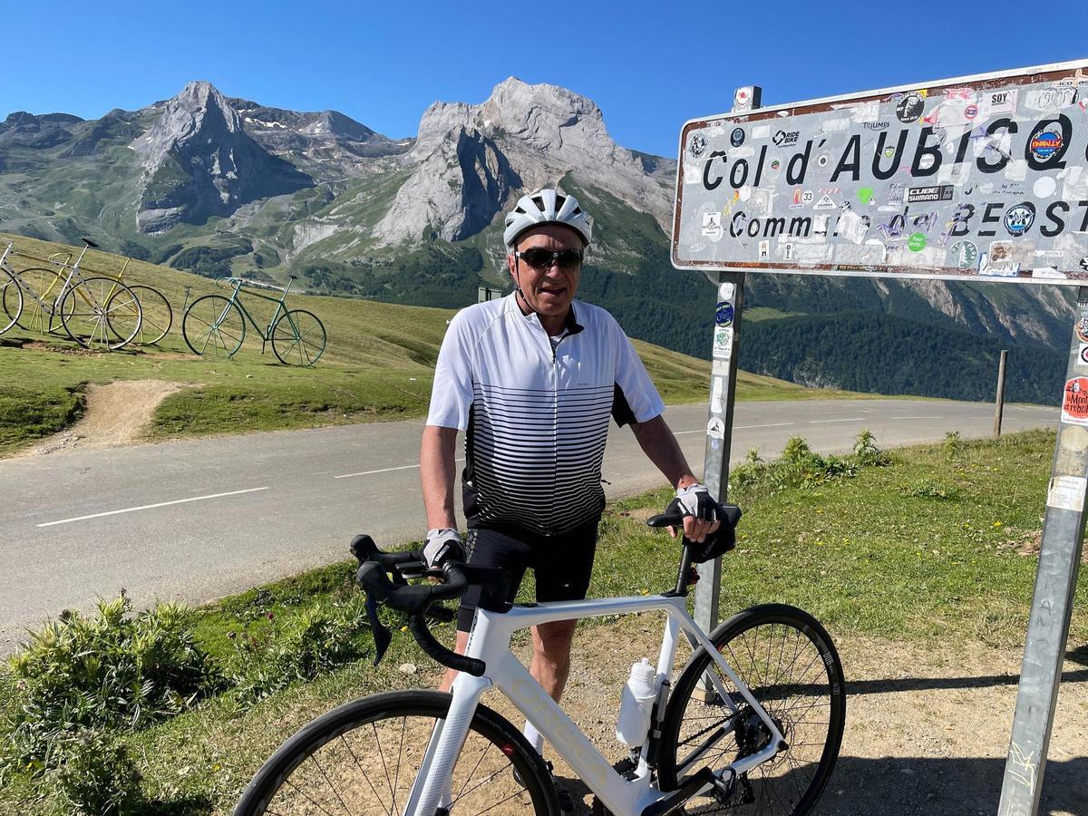 Jean Pierre Yus, nieto de José María Javierre, en el emblemático puerto de Aubisque, en el Pirineo francés