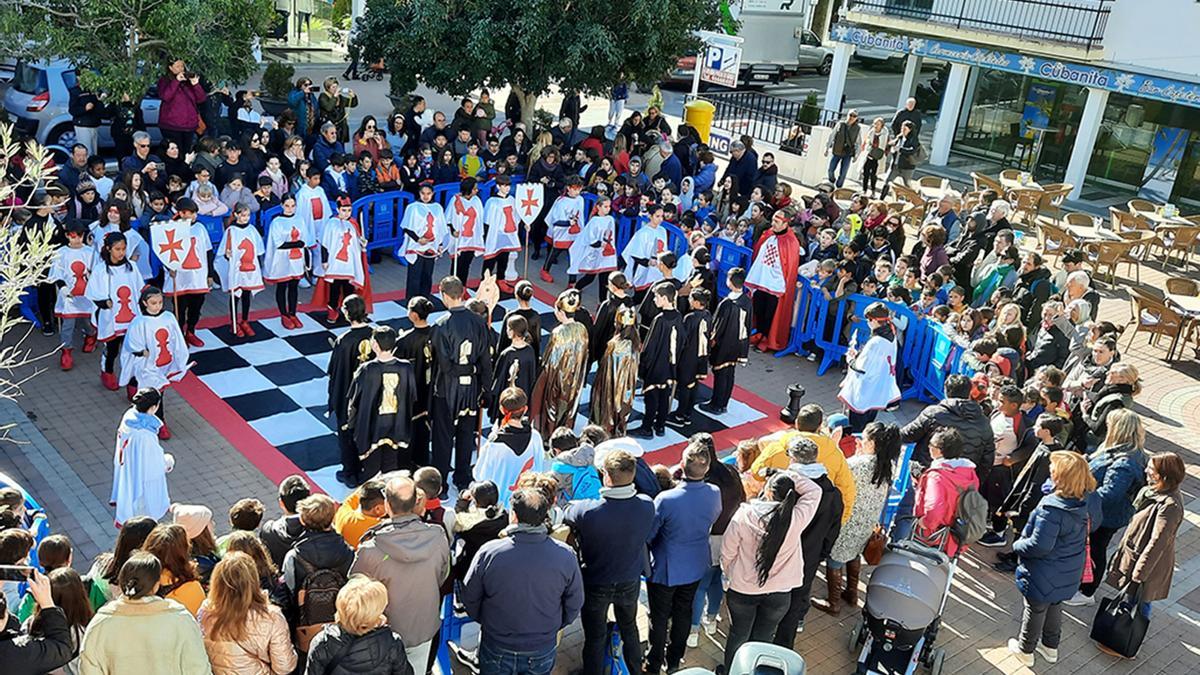 Partida de ajedrez viviente que se ha disputado este martes en la plaza del Ayuntamiento de Altea.
