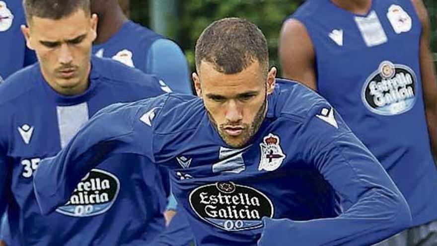 Ager Aketxe realiza un ejercicio durante el entrenamiento de ayer.