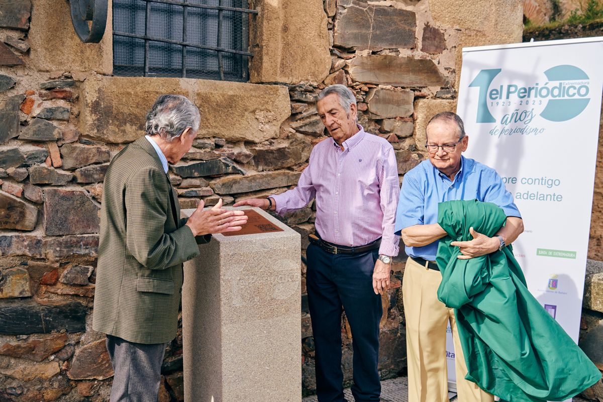 El Periódico Extremadura descubre un monolito con motivo de su centenario