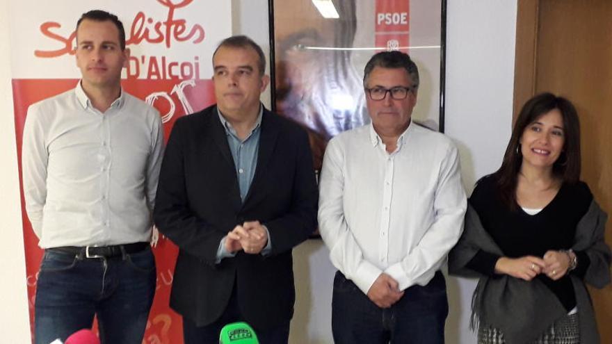 Jordi Martínez junto a algunos de los componentes de su candidatura.