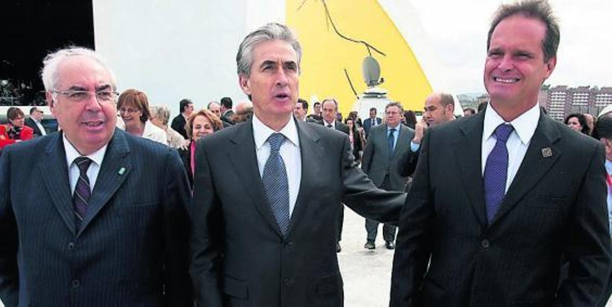 Vicente Álvarez Areces, Ramón Jáuregui y Carlos Oscar Niemeyer, junto al auditorio. / mara villamuza