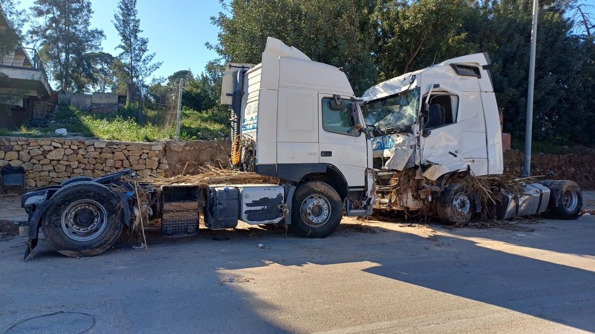 Dos camiones siniestrados en Riba-roja de Túria, ayer.