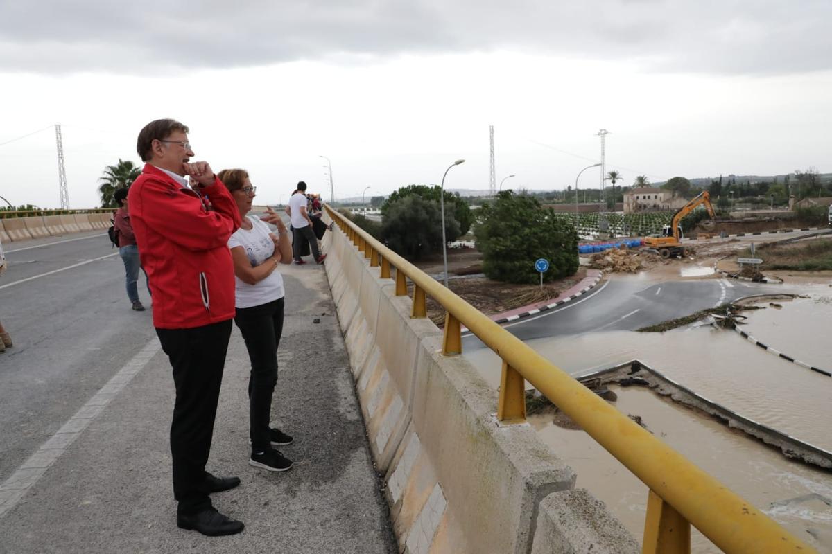 Puig y la alcaldes de Almodarí, María Gómez, comprueban los efectos de la rotura de la mota del río Segura durante la DANA de 2019