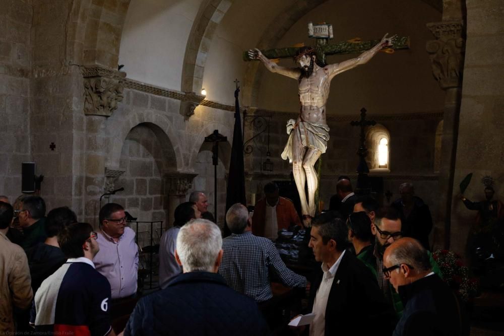 Preparativos del Cristo del Amparo para las Capas