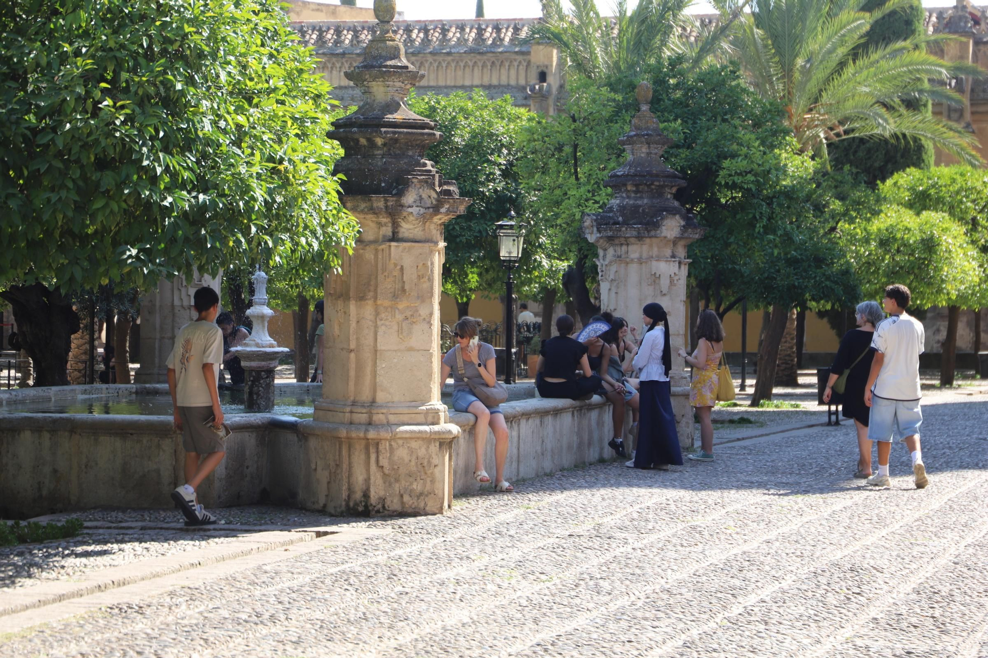 Los turistas disfrutan de Córdoba pese al calor