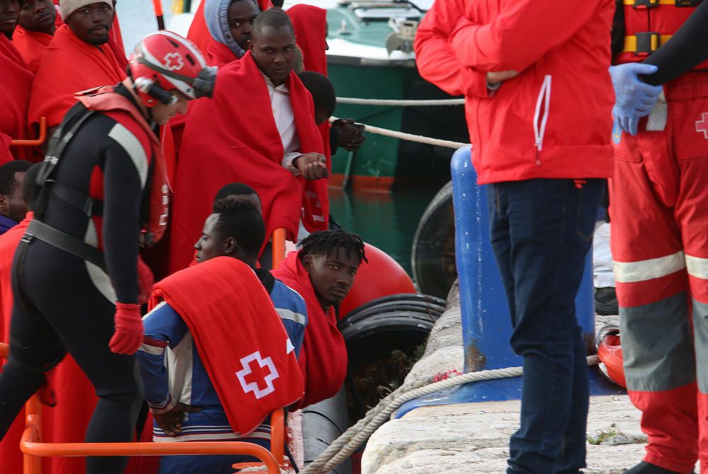 Rescatan a una patera con 50 inmigrantes interceptada en la costa de Málaga