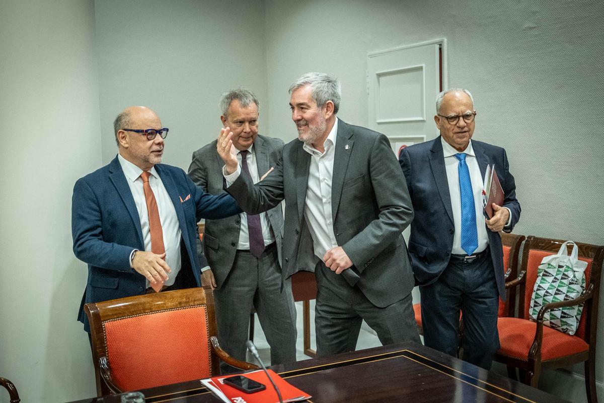El presidente Fernando Clavijo (c) junto a José Miguel Barragán, Sebastián Franquis y Casimiro Curbelo (d).
