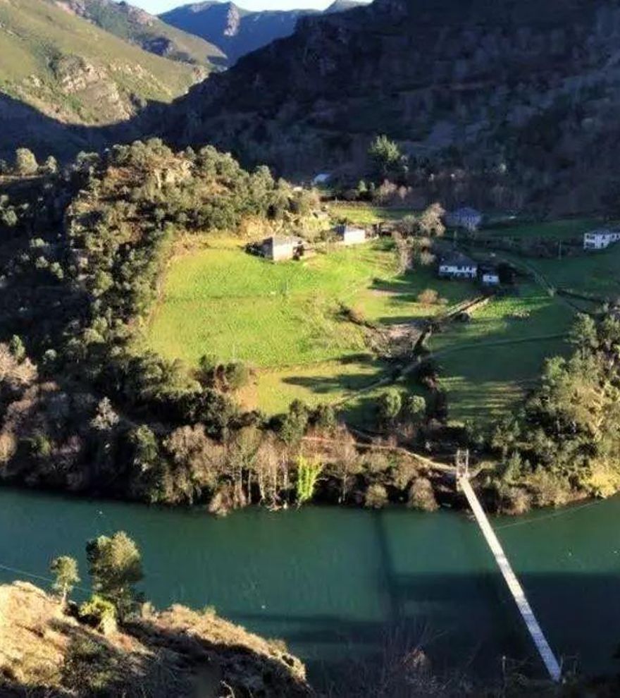 El puente colgante que une Asturias y Galicia: dos aldeas paradas en el tiempo y rodeadas de naturaleza virgen