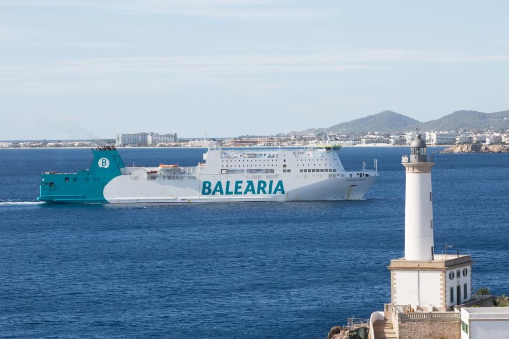 El barco atracó en el puerto Ibiza en torno a las 11.25.