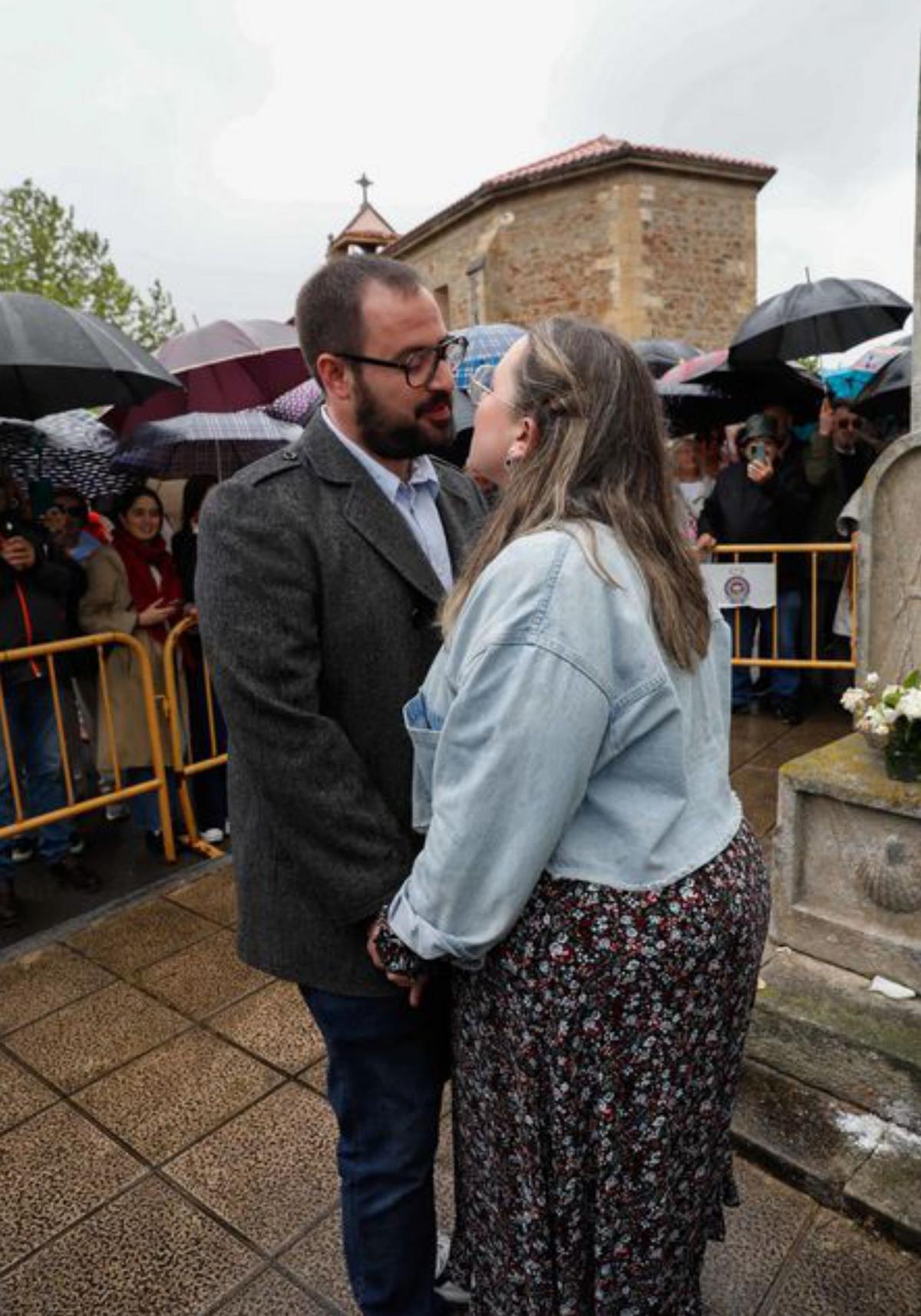 Sobre estas líneas, la Virgen de La Luz, patrona de Avilés, con ajuar de orfebrería de estreno. A la izquierda, fieles durante la misa de campaña y, a la derecha, los novios, que fueron nombrados «Gastrónomos del buen amor» por la Cofradía del Yumay. |