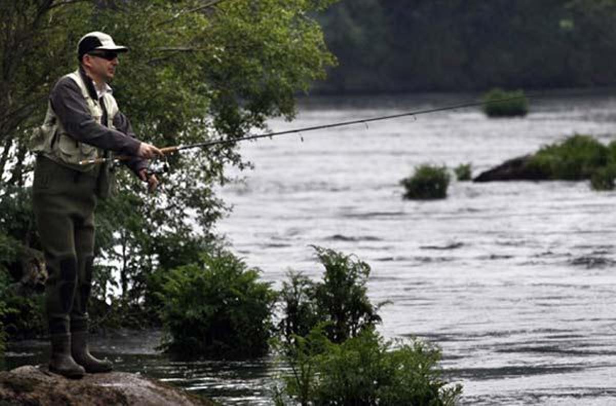 Imagen de archivo de un pescador en un coto salmonero de A Estrada.  // Bernabé / Luismy