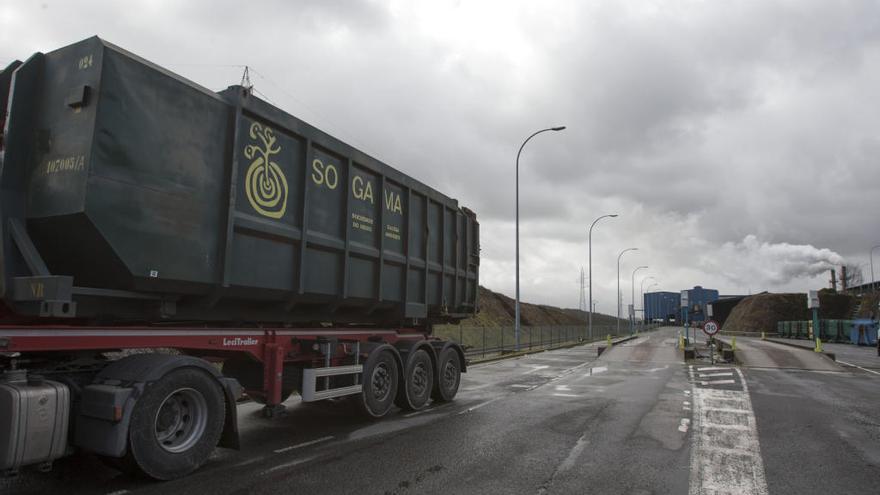 Un camión, en la planta de Sogama en Cerdeda // J. Roller