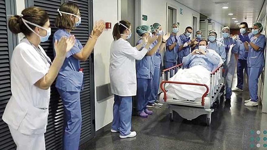 Sanitarios aplauden a un paciente recuperado en Son Espases.